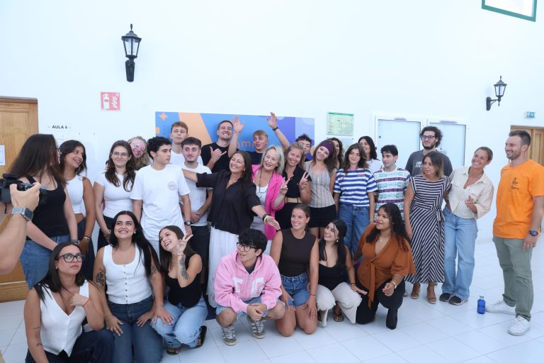 Alumnado y responsables de la Escuela Universitaria de Turismo de Lanzarote durante la bienvenida al curso