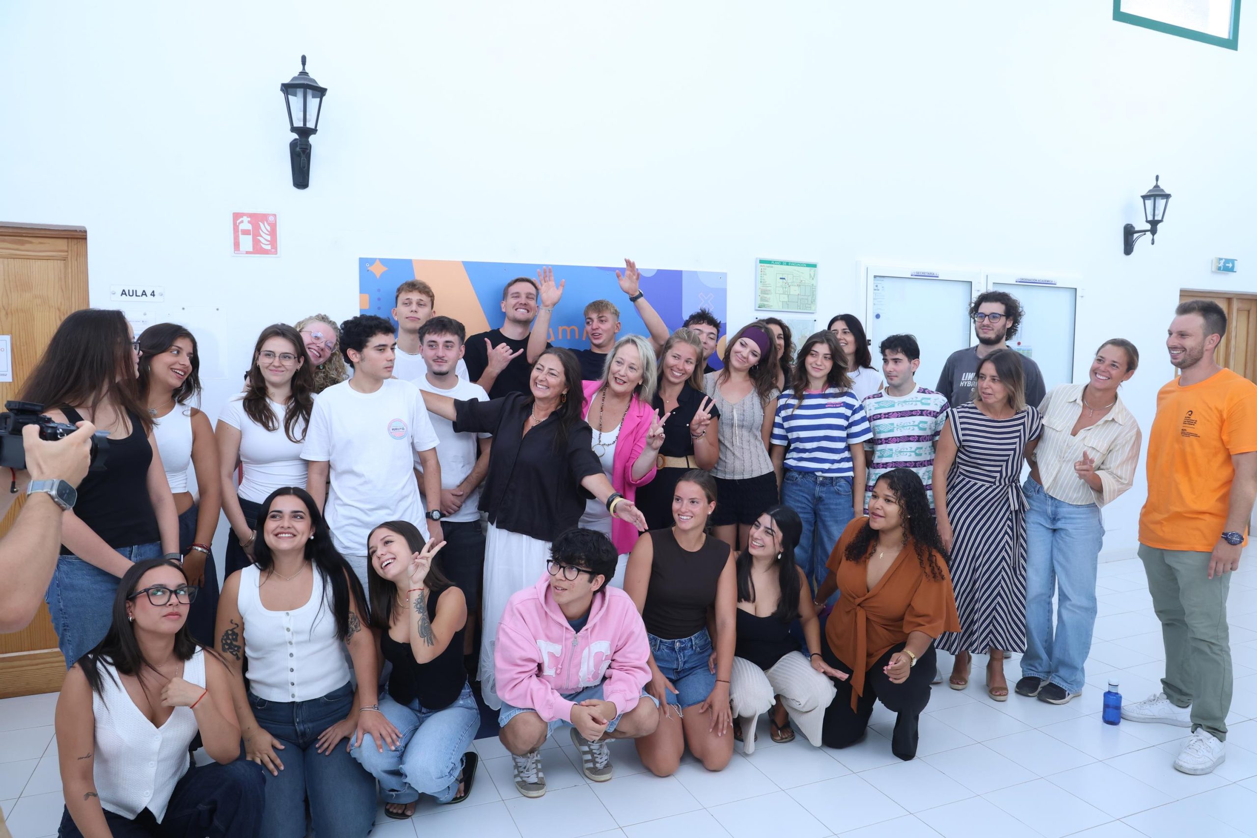 Alumnado y responsables de la Escuela Universitaria de Turismo de Lanzarote durante la bienvenida al curso