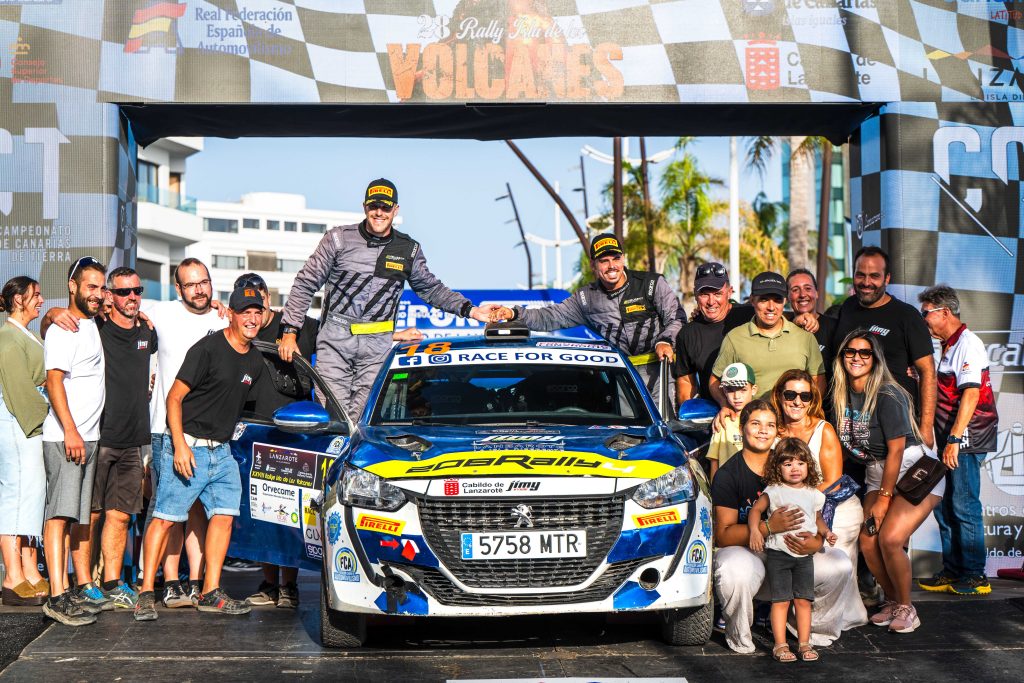 Javier Cañada y Aday Ortiz con su equipo y el Peugeot 208 Rally4