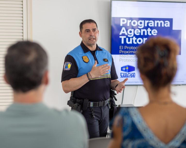 Los Agentes Tutores de la Policía Local con el equipo de directores y directoras de los centros educativos de Arrecife para perfilar este nuevo curso