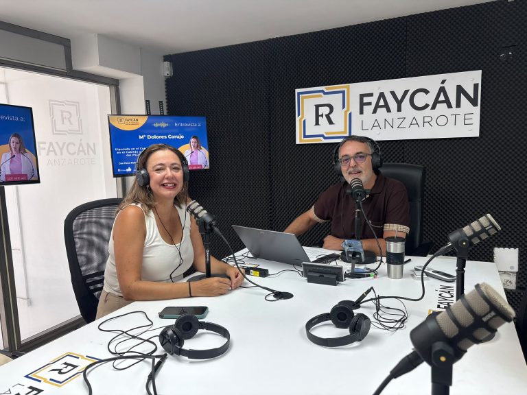 Mª Dolores Corujo, junto a Paco Robayna, en los estudios de Radio Faycán Lanzarote