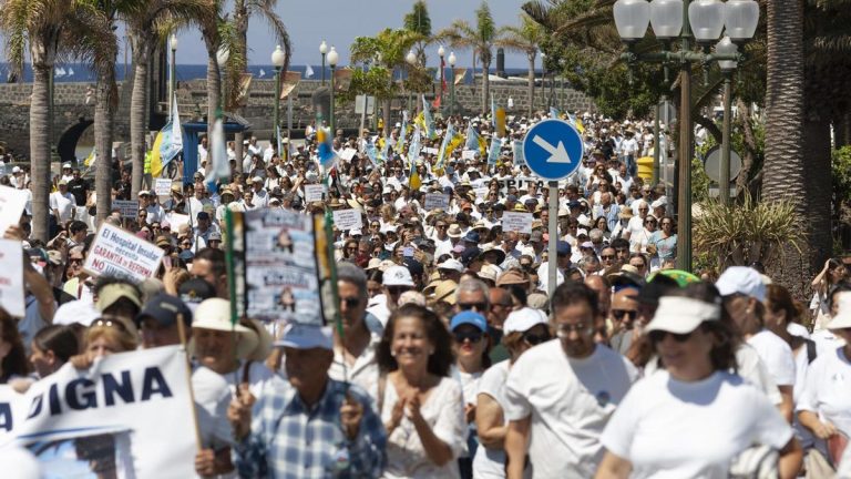 Unas siete mil personas se manifiestan en Lanzarote para pedir la continuidad del hospital insular