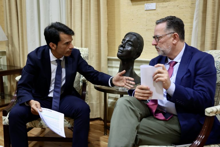 Marcos Bergaz (PSOE) junto al Consejero de a educacioìn, Poli Suaìrez (PP) durante una reunioìn