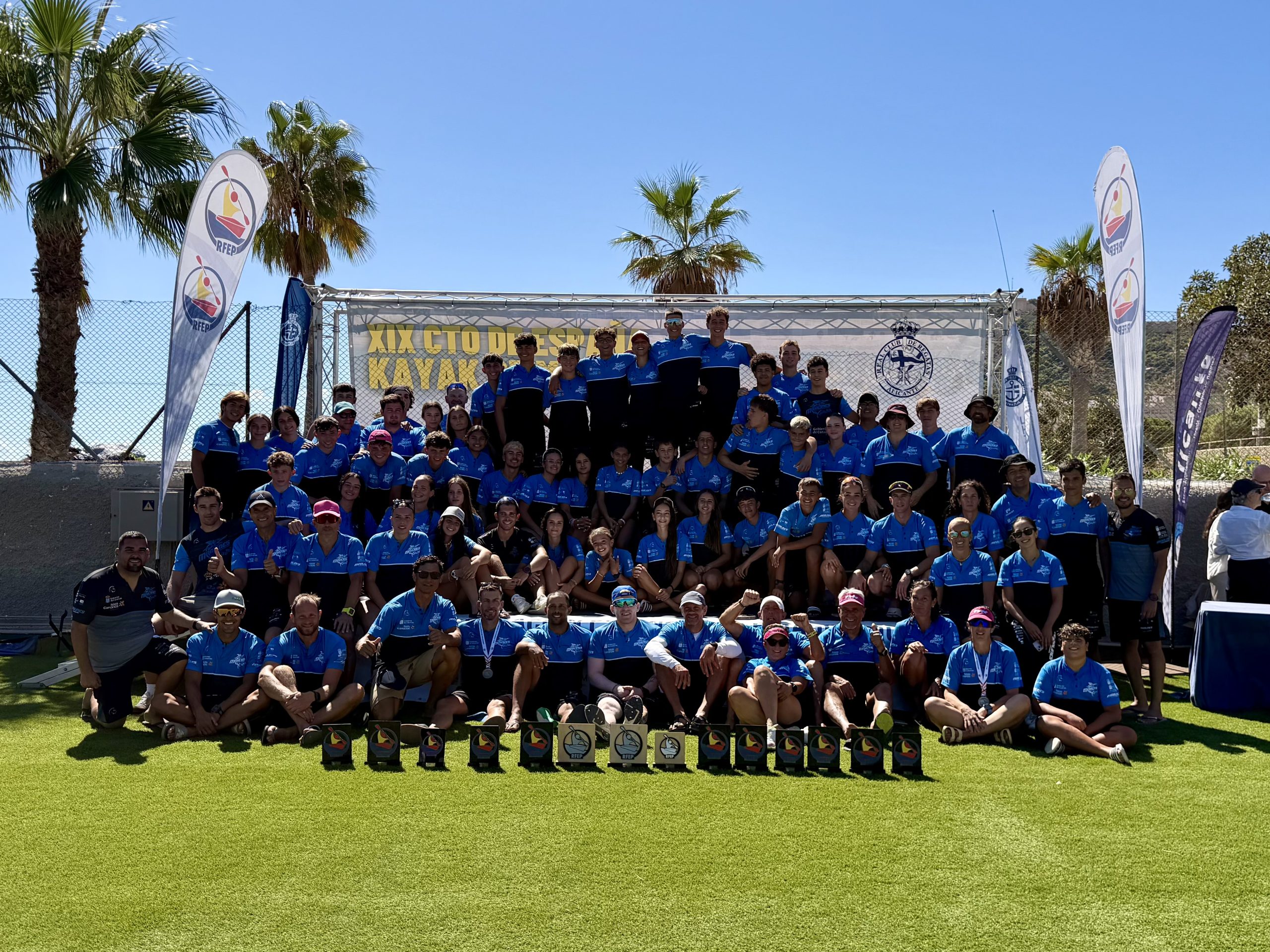 La expedición del Club Piragüismo Marlines posa con sus trofeos tras el Campeonato de España de Kayak de Mar en Alicante