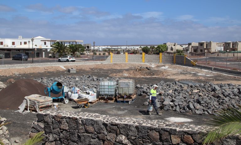 Obras de construcción de las canchas para deportes de arena en Playa Blanca