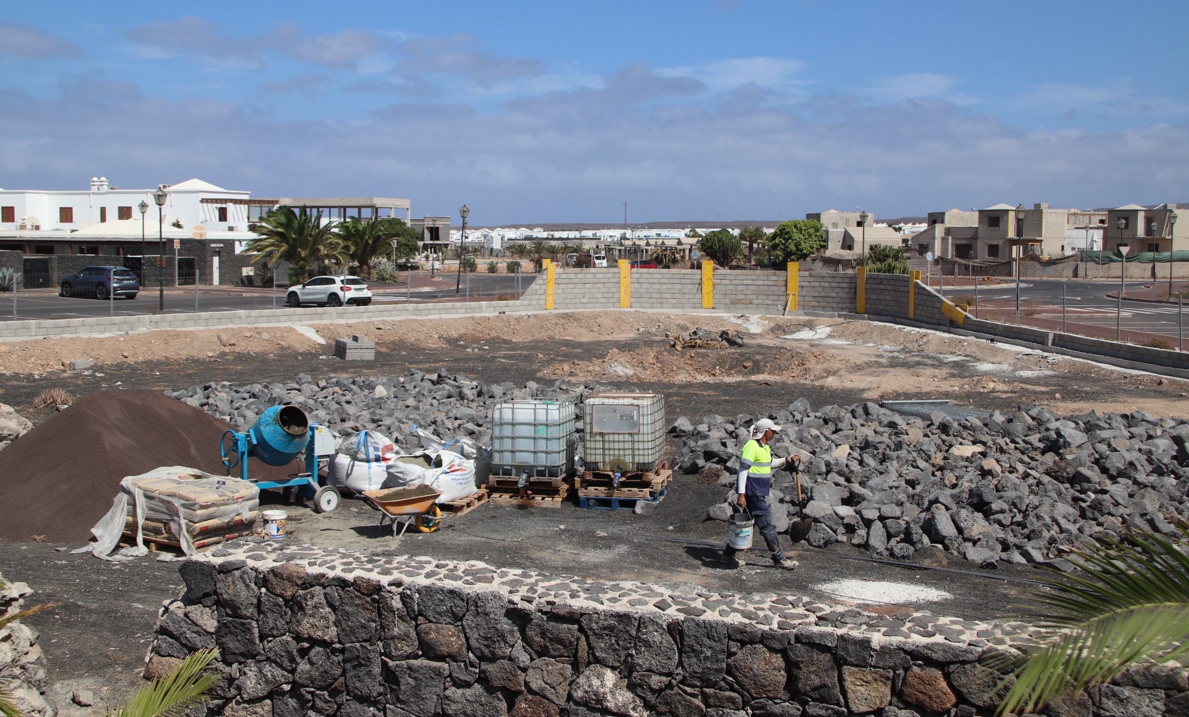 Obras de construcción de las canchas para deportes de arena en Playa Blanca