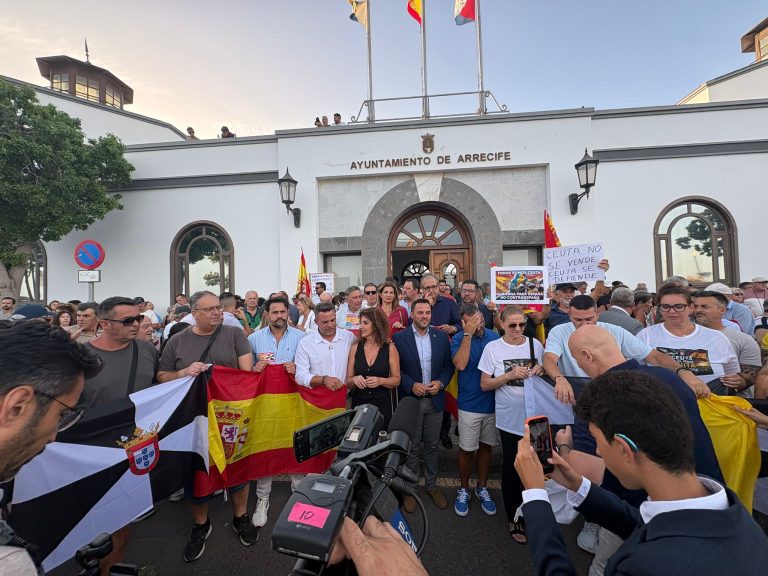 Personalidades políticas de Lanzarote reunidos en la concentración en apoyo a Ceuta frente al Ayuntamiento de Arrecife