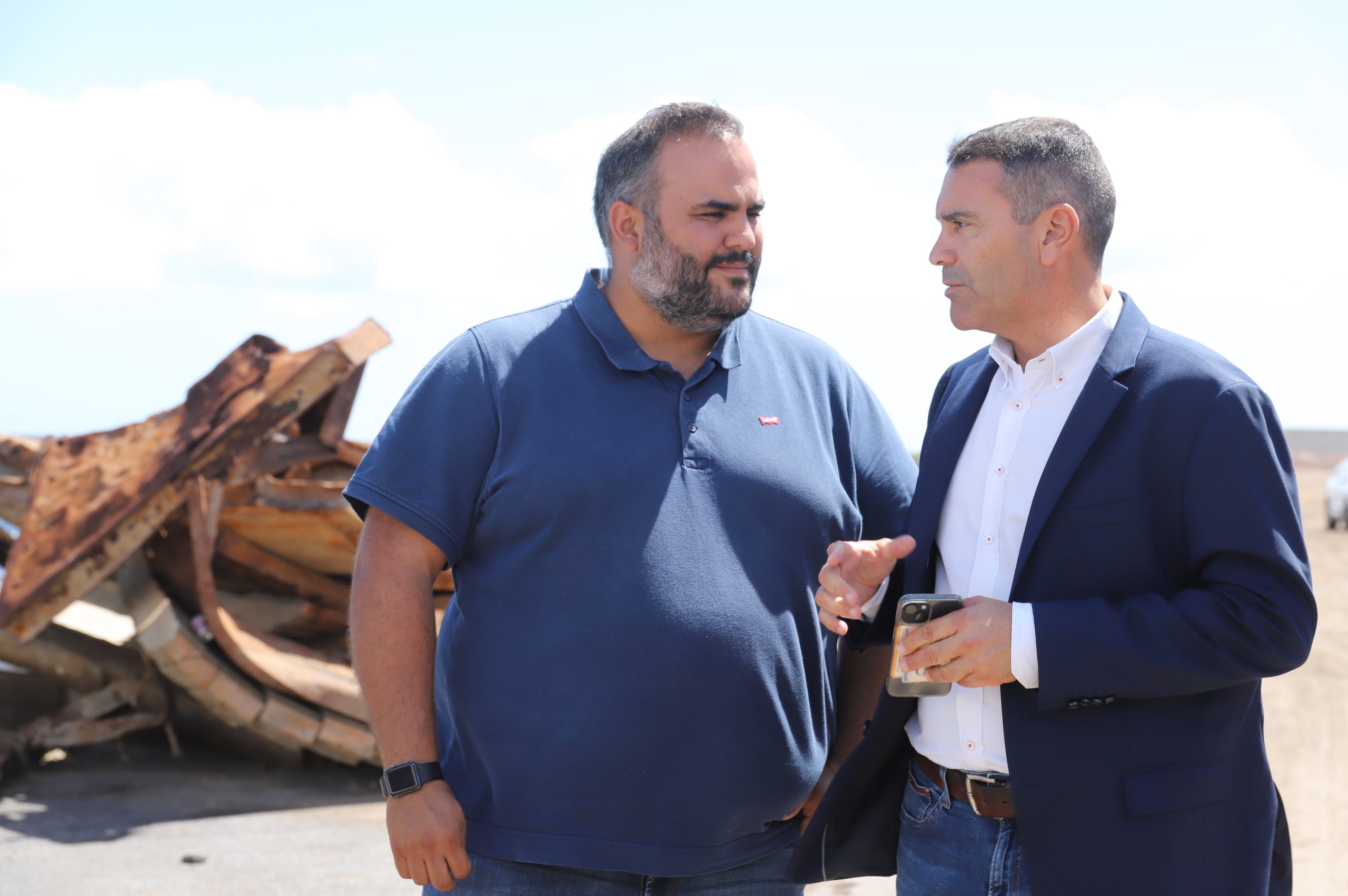 Oswaldo Betancort y Samuel Martín junto a una embarcación pesquera