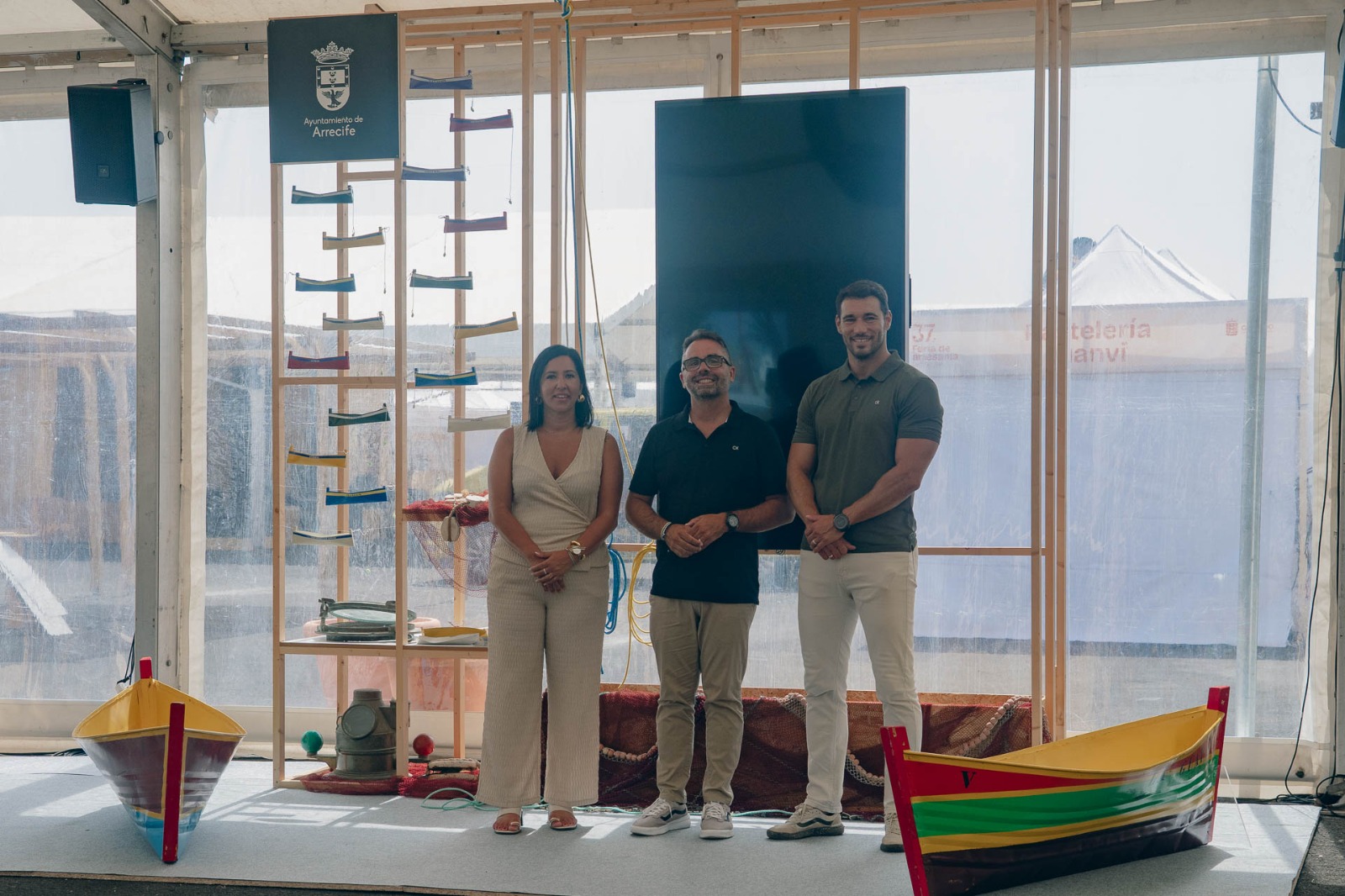 Abigail González visita el stand de Arrecife en la Feria de Artesanía junto a Echedey Eugenio y Rosmen Quevedo