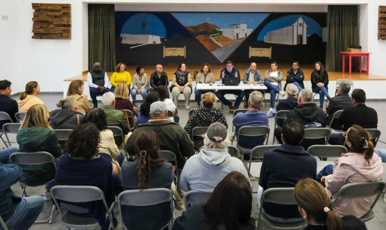 Una de las varias reuniones celebradas en centrosocioculturales del municipio de San Bartolomé