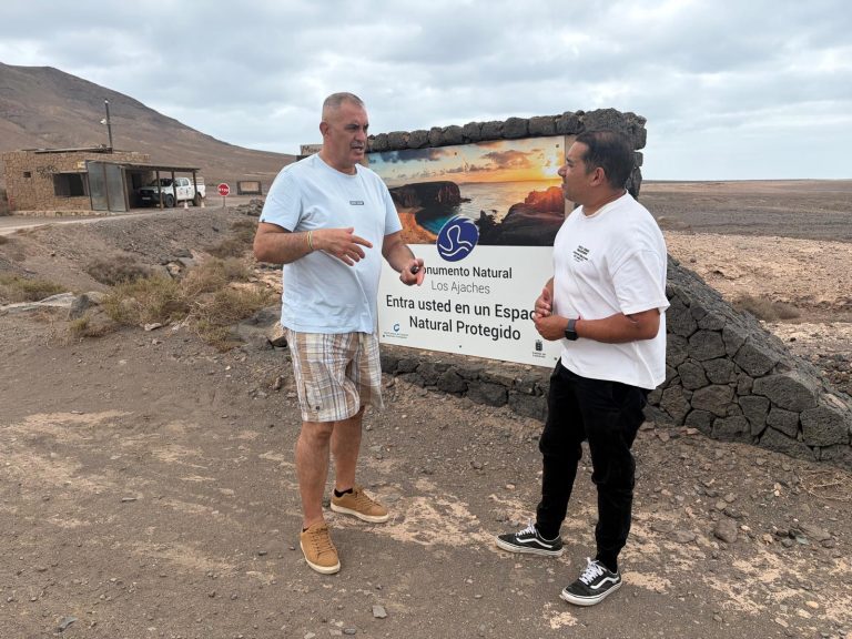 Valiente y Caraballo en la entrada de Los Ajaches