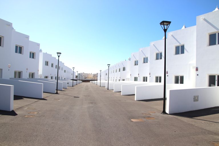 Vista del residencial Los Ajaches de Playa Blanca, con las 42 viviendas destinadas a alquiler asequible