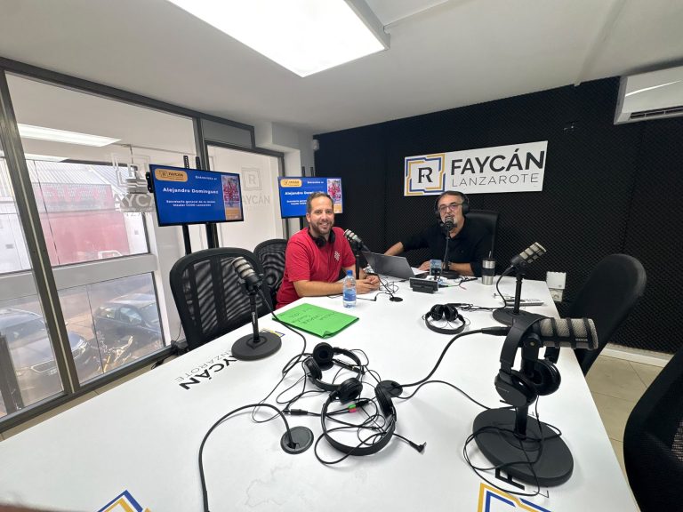 Alejandro Domínguez, secretario general de CCOO Lanzarote, en los estudios de Radio Faycán Lanzarote junto a Paco Robayna