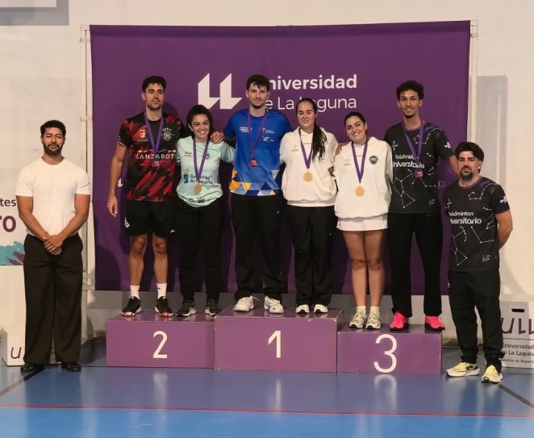 Podio de dobles mixtos del TOP TTR La Laguna, con representación del Auria Bádminton Club