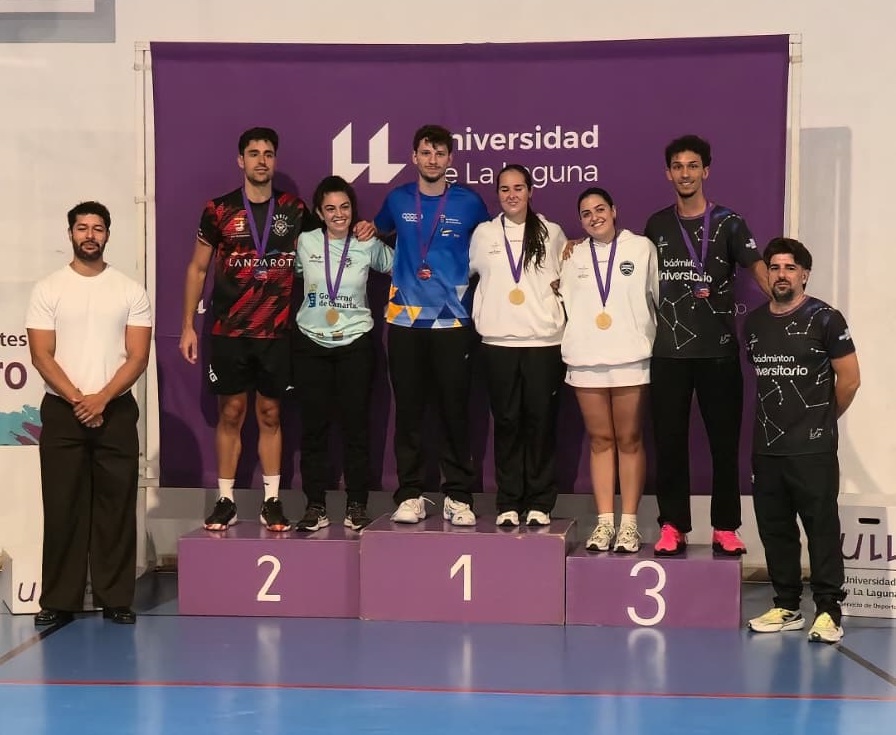 Podio de dobles mixtos del TOP TTR La Laguna, con representación del Auria Bádminton Club