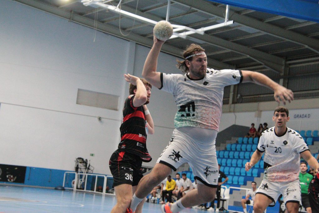 Acción del partido entre el Balonmano Lanzarote Ciudad de Arrecife y el Disiclín Lalín