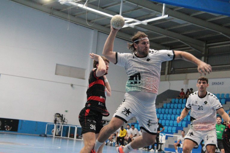 Acción del partido entre el Balonmano Lanzarote Ciudad de Arrecife y el Disiclín Lalín
