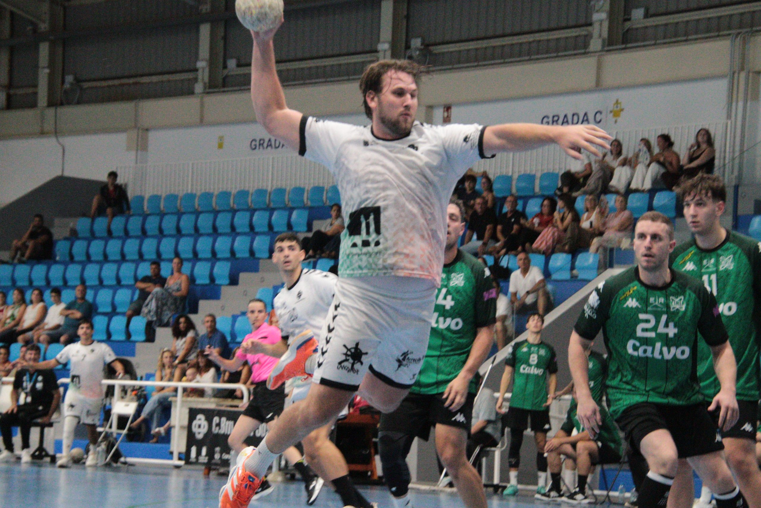 Jugadores del Balonmano Lanzarote Ciudad de Arrecife durante un partido