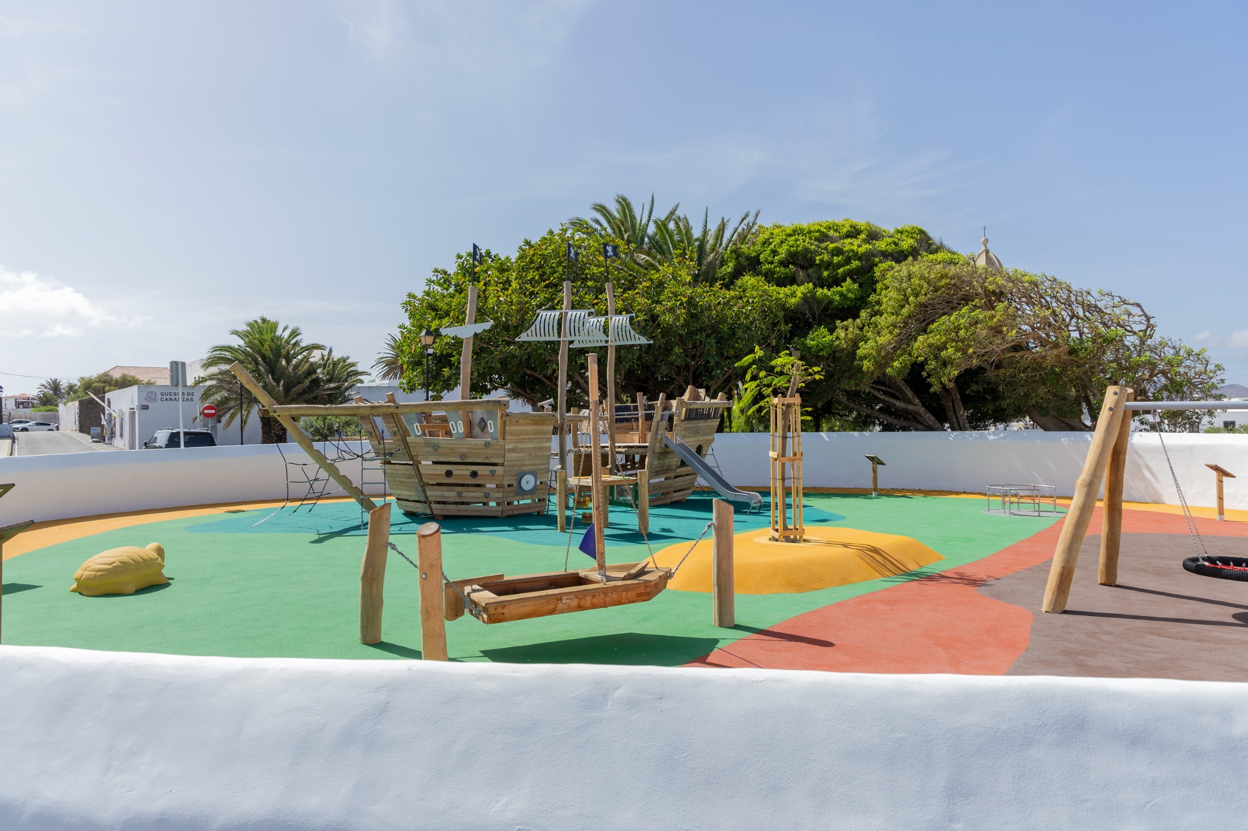 Barco de juegos y pavimento renovado del parque infantil de La Mareta, en Teguise