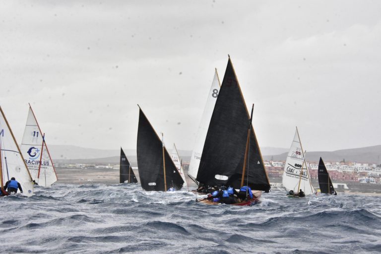 Barquillos de vela latina navegan durante una regata del Campeonato de Canarias en Puerto del Rosario