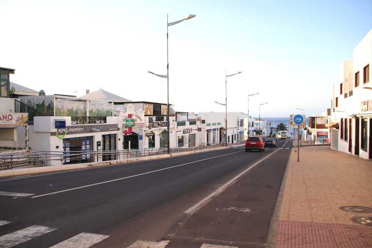 Vista de la calle Jaime Quesada de Playa Blanca antes de las obras de modernización anunciadas
