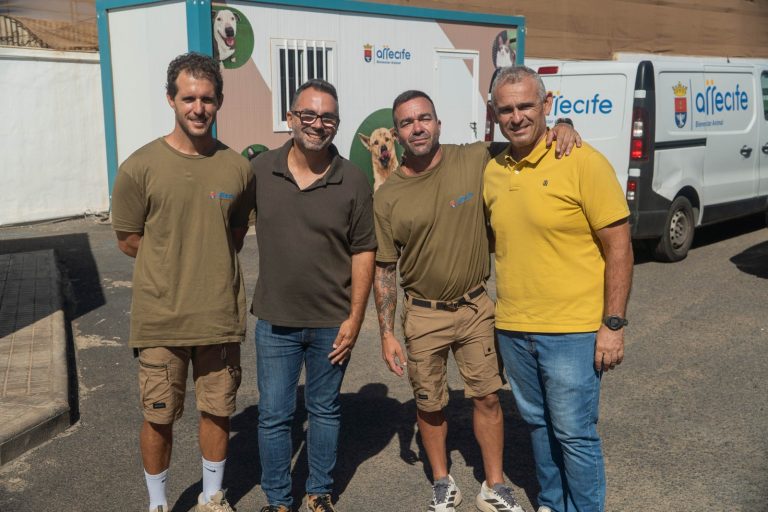Jacobo Lemes y trabajadores del Centro de Protección Animal de Arrecife delante de las instalaciones municipales