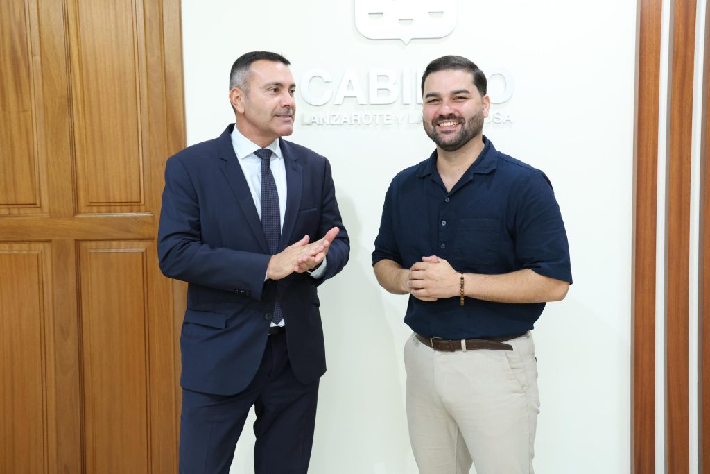 Oswaldo Betancort y Jesús Machín durante la presentación de la consulta sobre buggies en Lanzarote