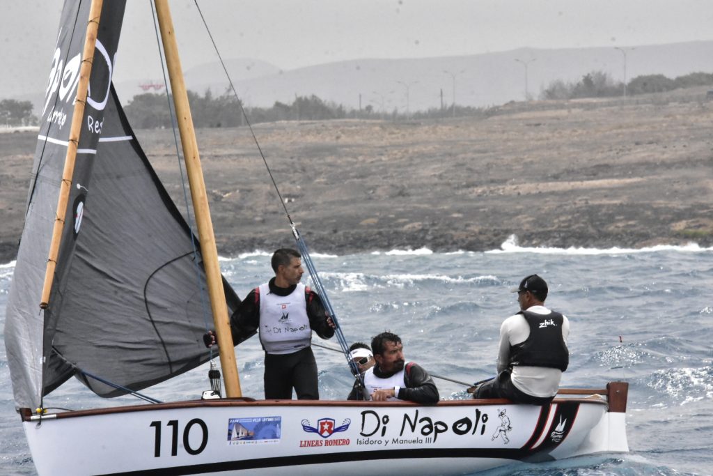 Barquillo Di Napoli navegando en la bahía de Puerto del Rosario durante la jornada del sábado