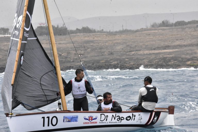 Barquillo Di Napoli navegando en la bahía de Puerto del Rosario durante la jornada del sábado