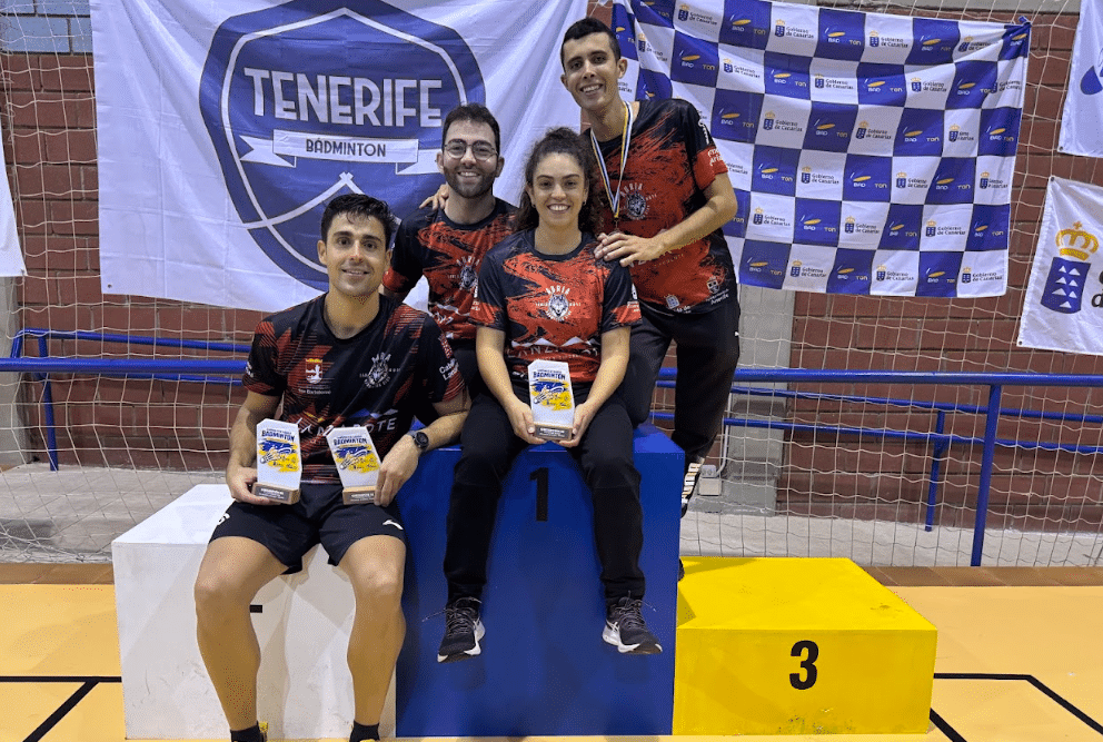 Integrantes del Auria Bádminton Club en el podio del Campeonato de Canarias Absoluto