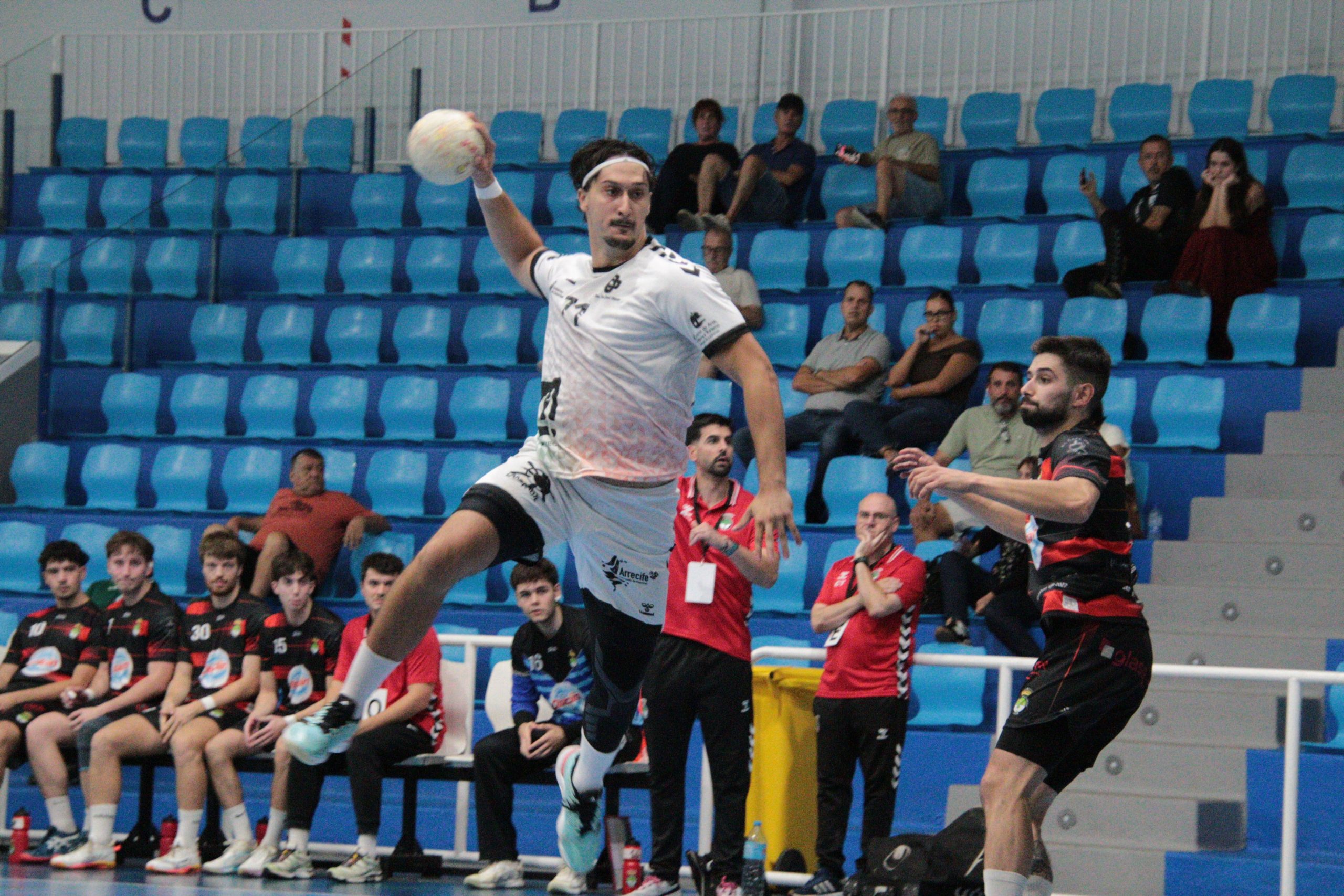 Un jugador del Balonmano Lanzarote Ciudad de Arrecife lanza a portería ante el BM Poio Artai