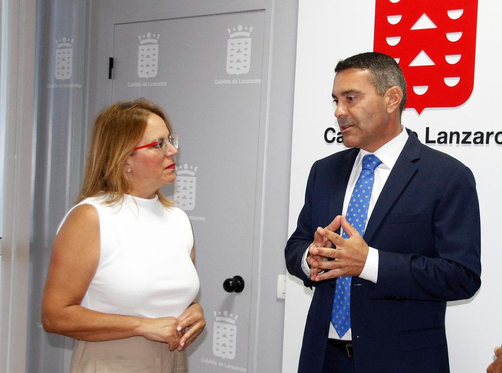 Oswaldo Betancort y Nori Machín, responsables del Cabildo de Lanzarote, en la imagen institucional remitida con el acuerdo con Proexca