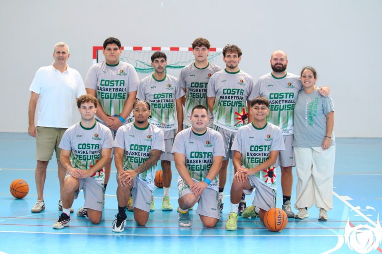 Plantilla y cuerpo técnico del Costa Teguise de baloncesto antes del encuentro ante AD Los Toscones