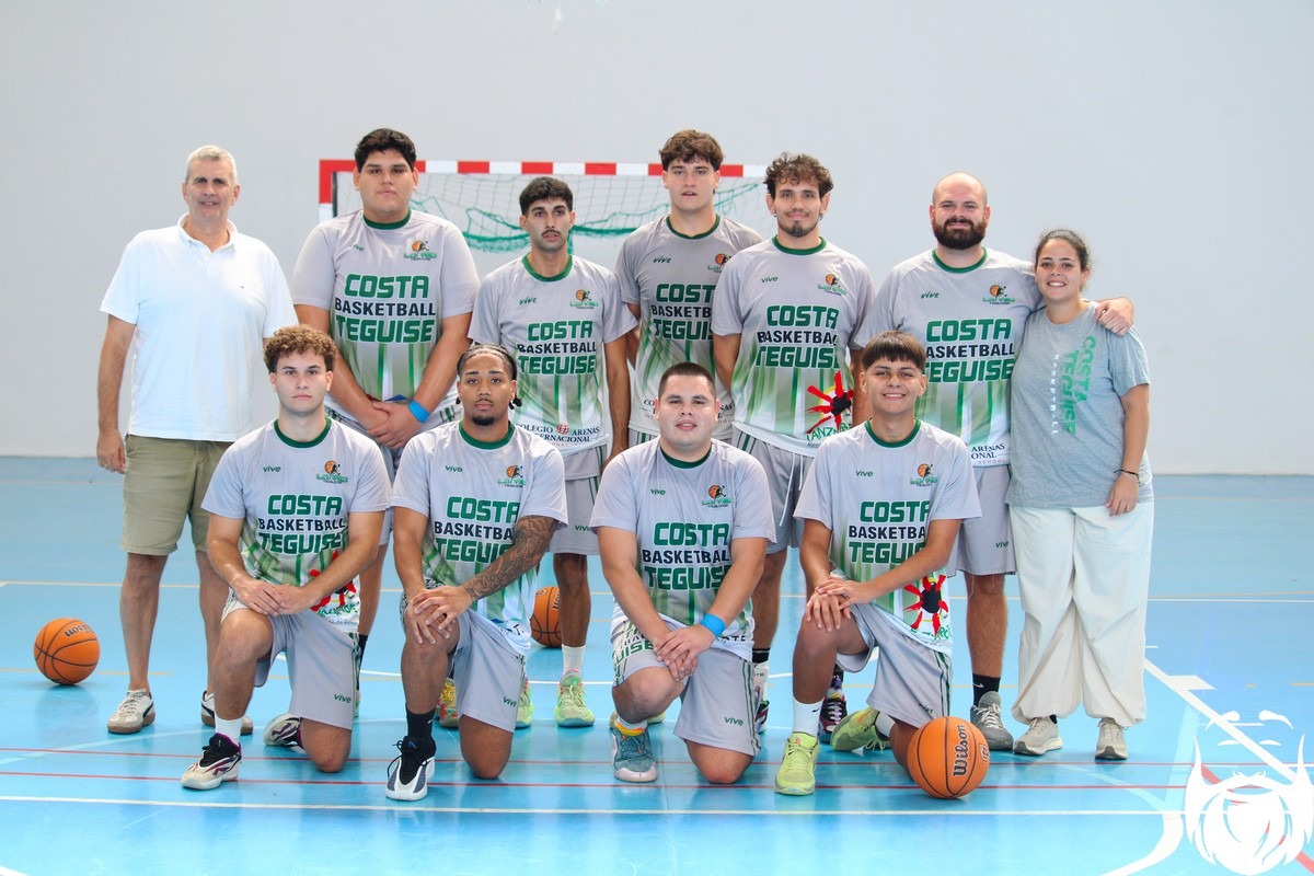 Plantilla y cuerpo técnico del Costa Teguise de baloncesto antes del encuentro ante AD Los Toscones