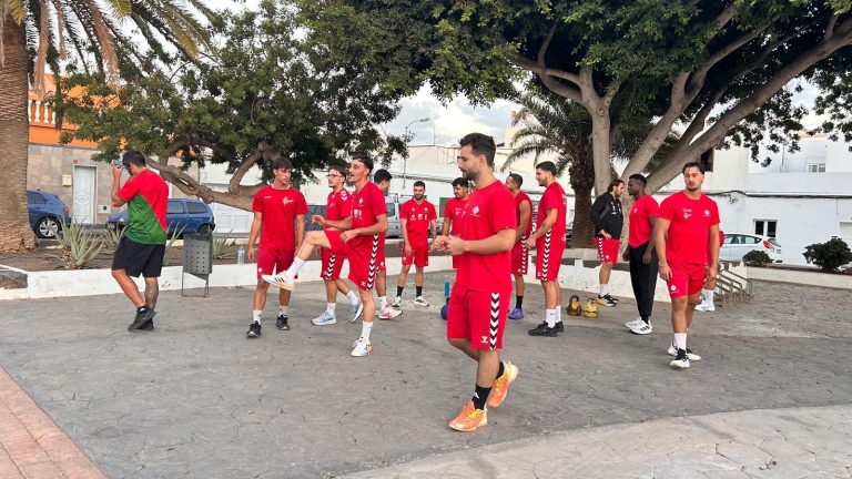 Jugadores del Balonmano Lanzarote Ciudad de Arrecife entrenan al aire libre en la plaza Pío XII de Titerroy