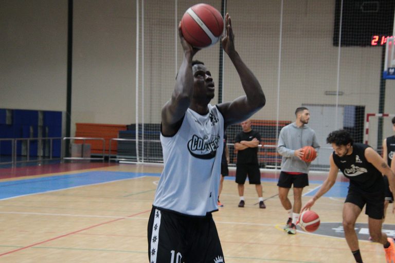 Un jugador del Vulcanaloe Lanzarote Conejeros prepara un lanzamiento durante un entrenamiento