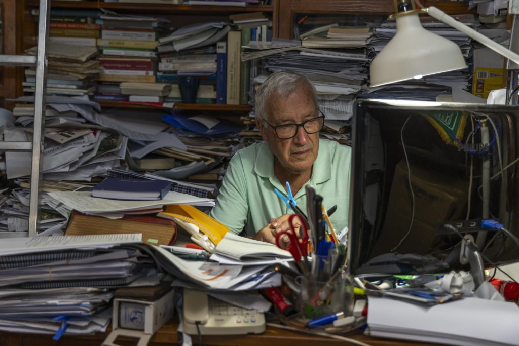El cronista Francisco Hernández Delgado trabaja entre libros y documentos de investigación histórica