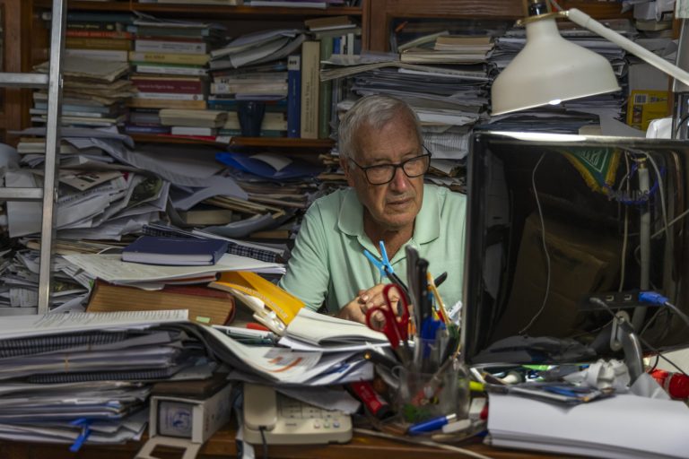 El cronista Francisco Hernández Delgado trabaja entre libros y documentos de investigación histórica