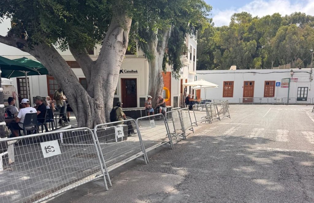 Vallas instaladas en el entorno del mercado Haría Artesanal durante un corte de tráfico