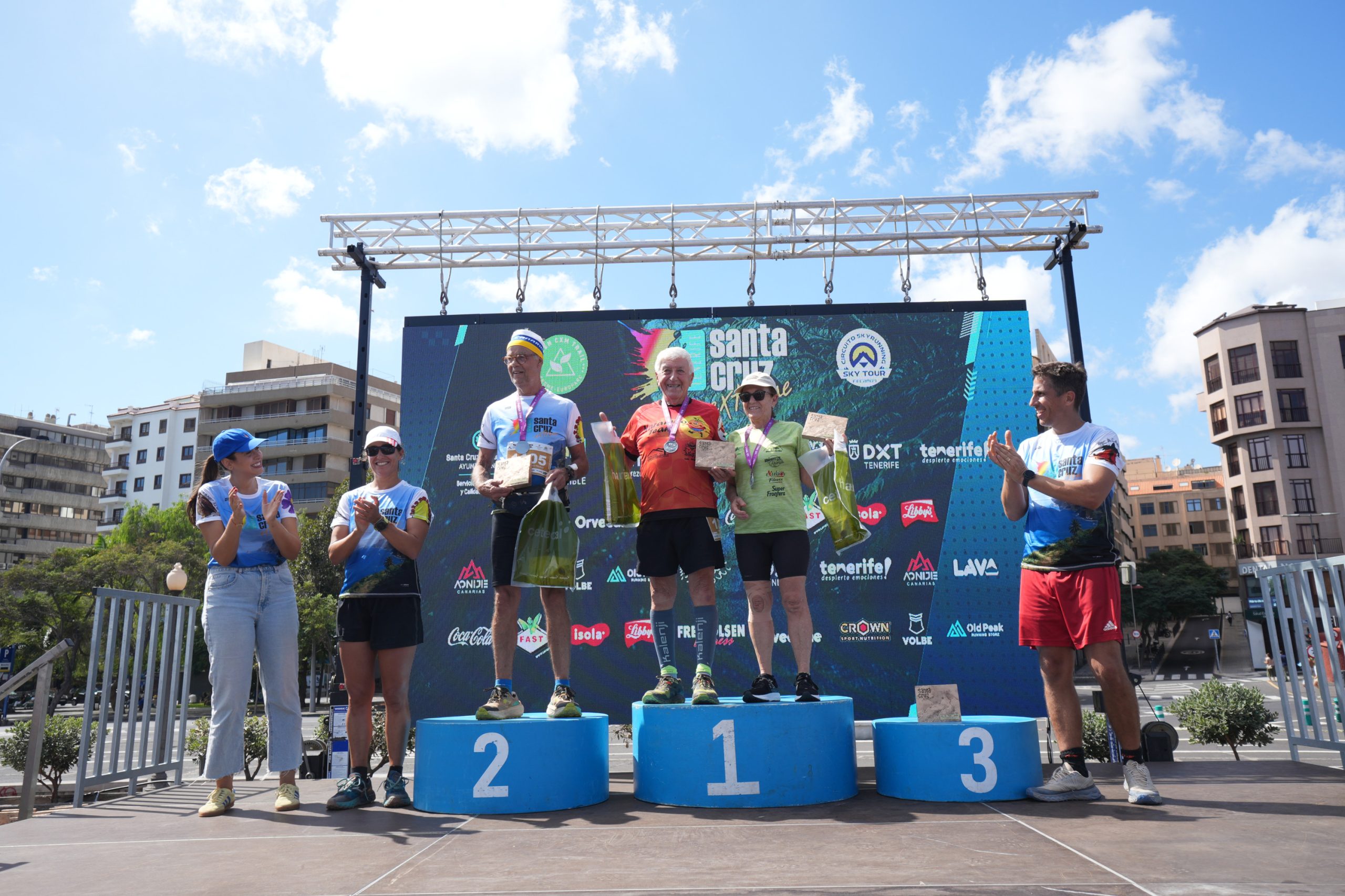 Entrega de premios de categoría máster en el podio de Santa Cruz Extreme 2026