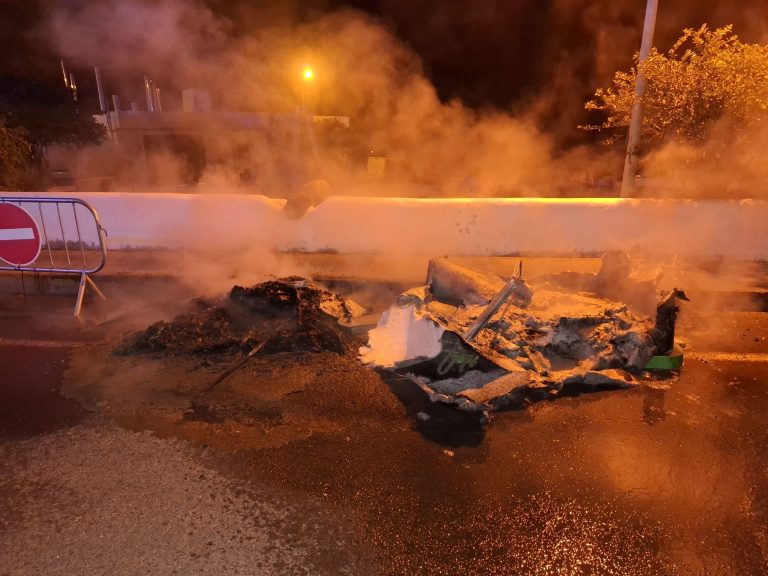 Estado de uno de los contenedores calcinados en Tinajo tras apagar el fuego