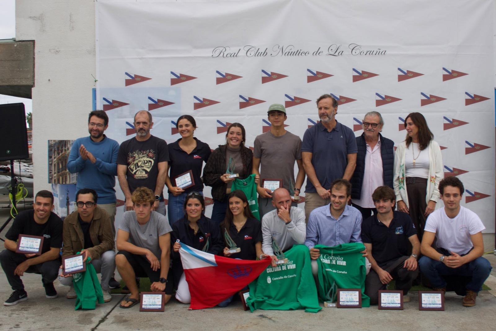 Fotografía de grupo en la entrega de premios del Trofeo Ciudad de la Coruña de Snipe.