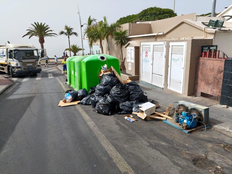 Bolsas, cartones y otros residuos acumulados junto a contenedores de vidrio en el municipio de Tías