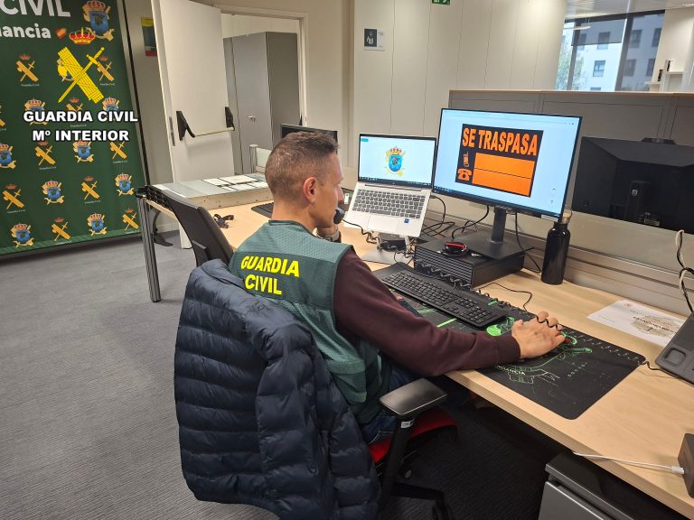 Agente de la Guardia Civil en un puesto de investigación de delitos informáticos