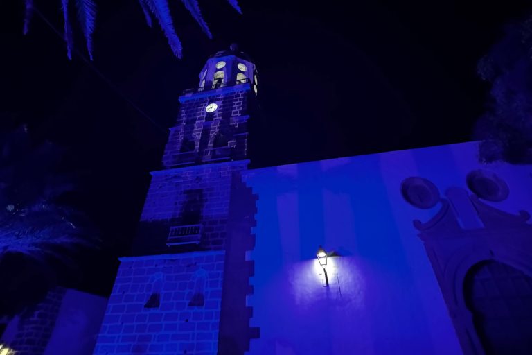Torre de la iglesia de Nuestra Señora de Guadalupe iluminada por la noche en La Villa de Teguise