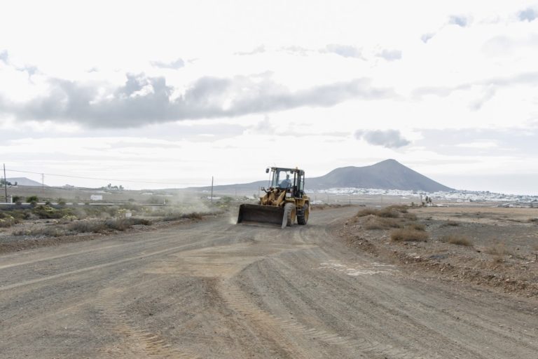 Imagen de recurso municipal de una máquina trabajando en un camino rural de Teguise