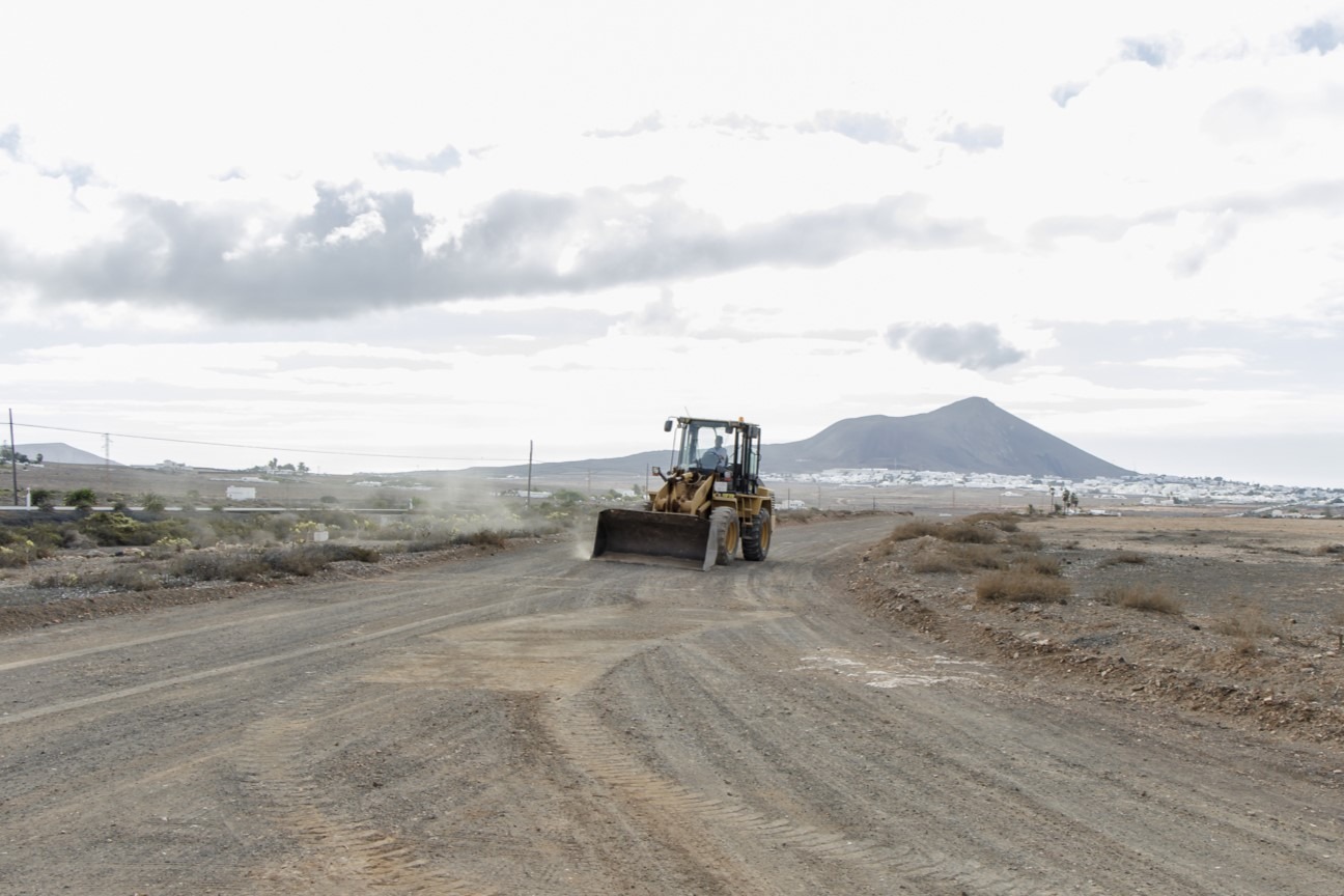 Imagen de recurso municipal de una máquina trabajando en un camino rural de Teguise