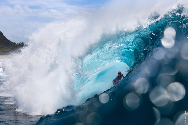 Surfista dentro de una ola en una fotografía de Christa Funk facilitada para el International Ocean Film Tour