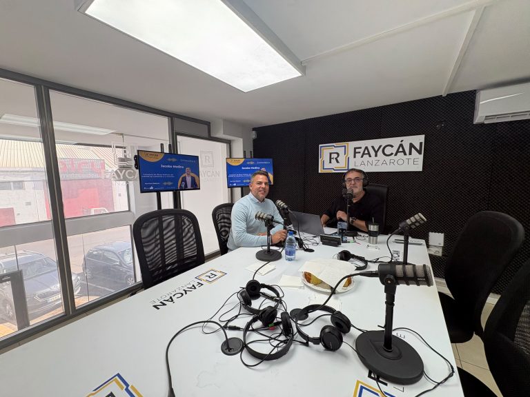 Jacobo Medina, consejero del Cabildo de Lanzarote, en los estudios de Radio Faycán Lanzarote junto a Paco Robayna