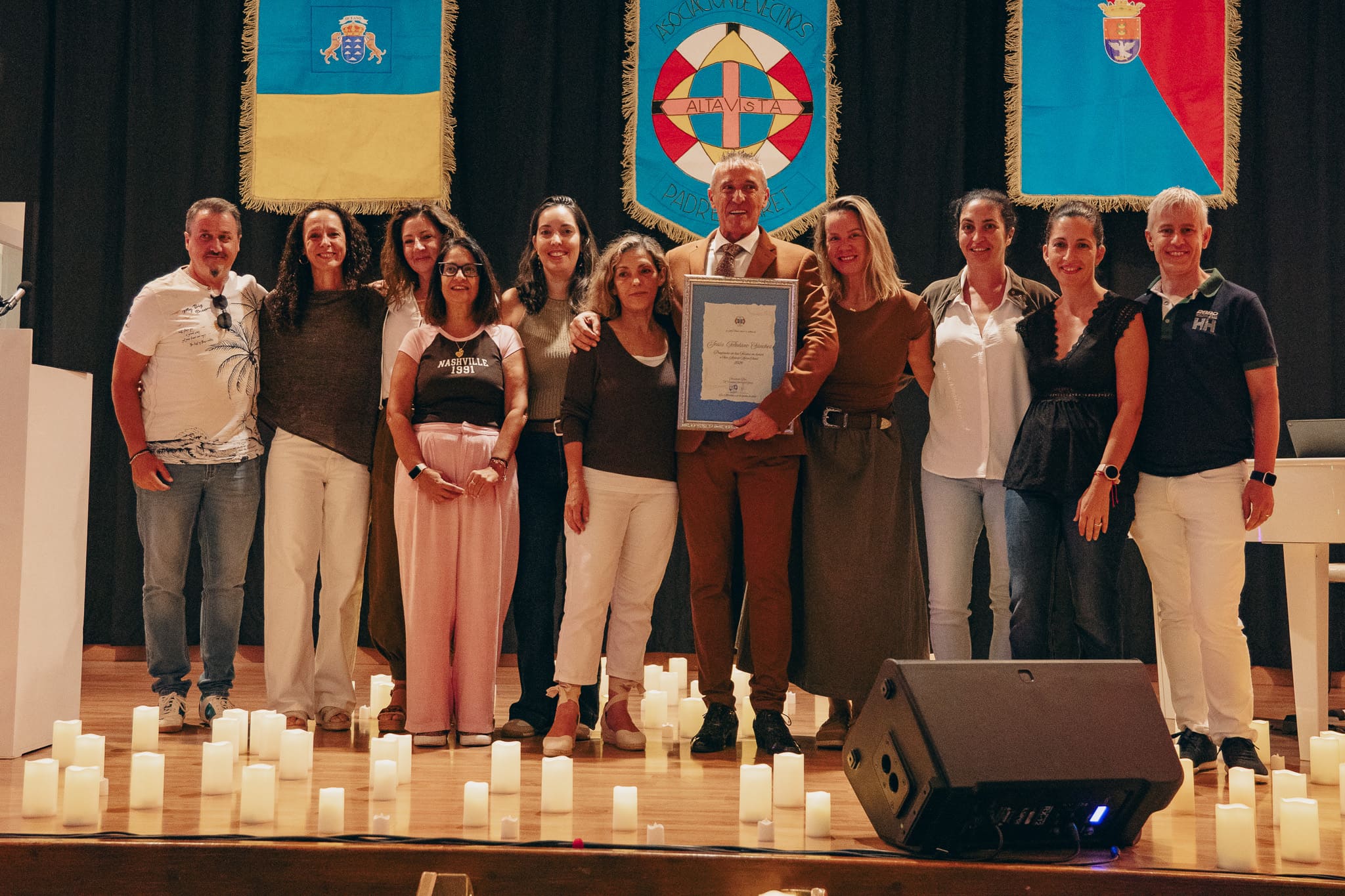 Entrega a Jesús Toledano del reconocimiento de Vecino Predilecto de Altavista durante el pregón de las fiestas